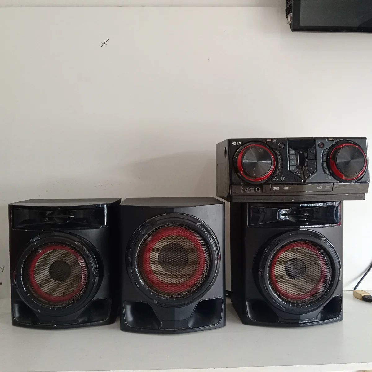 Foto 2 de Equipo De Sonido Marca Lg Con Control Modelo Cj45 Usado En Buen Estado Acc 2 Bafles1 Woofer