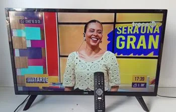 Foto 2 de Televisor Led Smart De 32 '' Marca Philips Modelo 32phd5813/55 Con Control Usado En Buen Estado Acc No Tiene