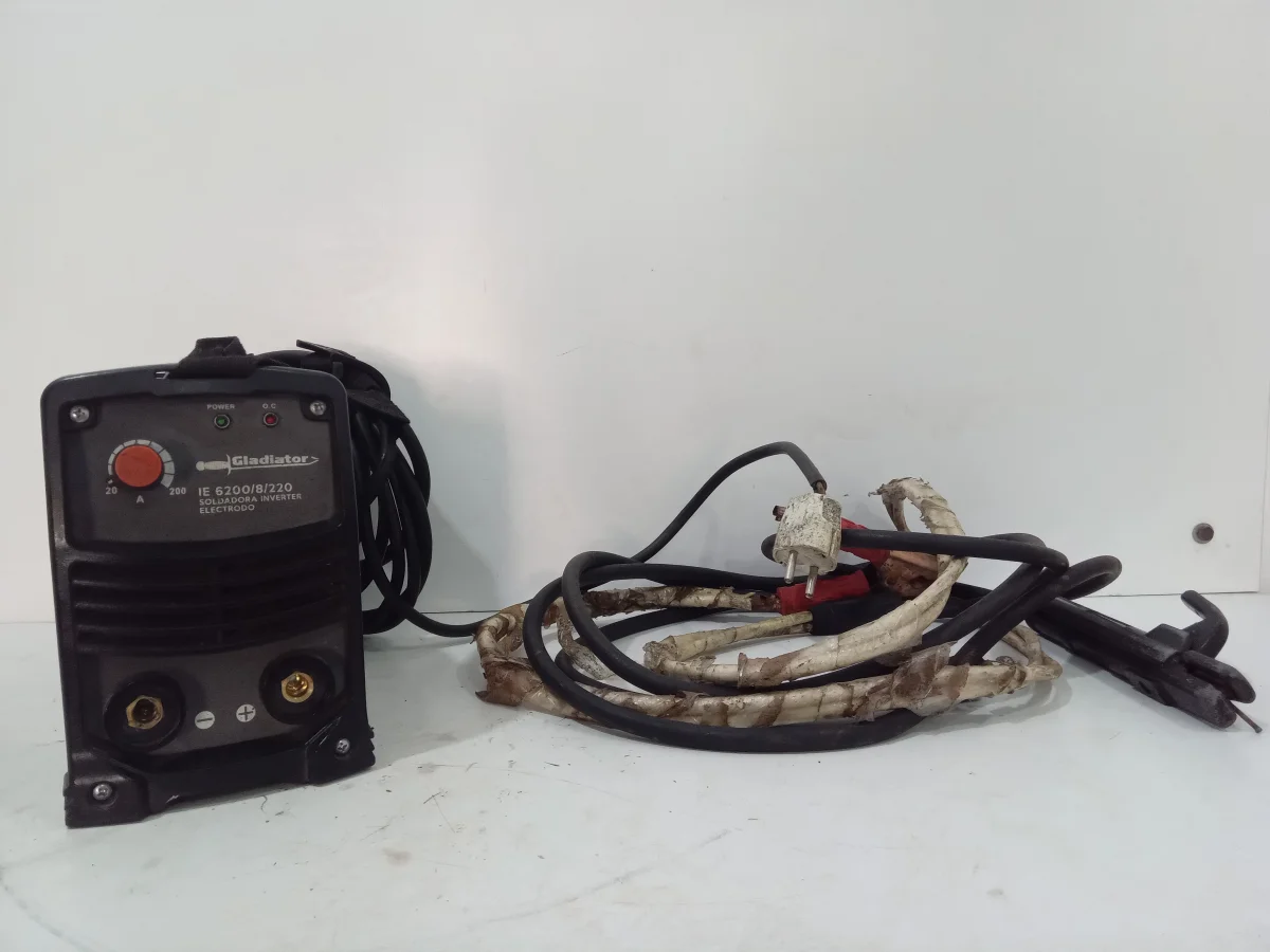 Foto 3 de Soldador Marca Gladiator Modelo No Visible Usado En Buen Estado Acc Cable Positivo Y Negativo