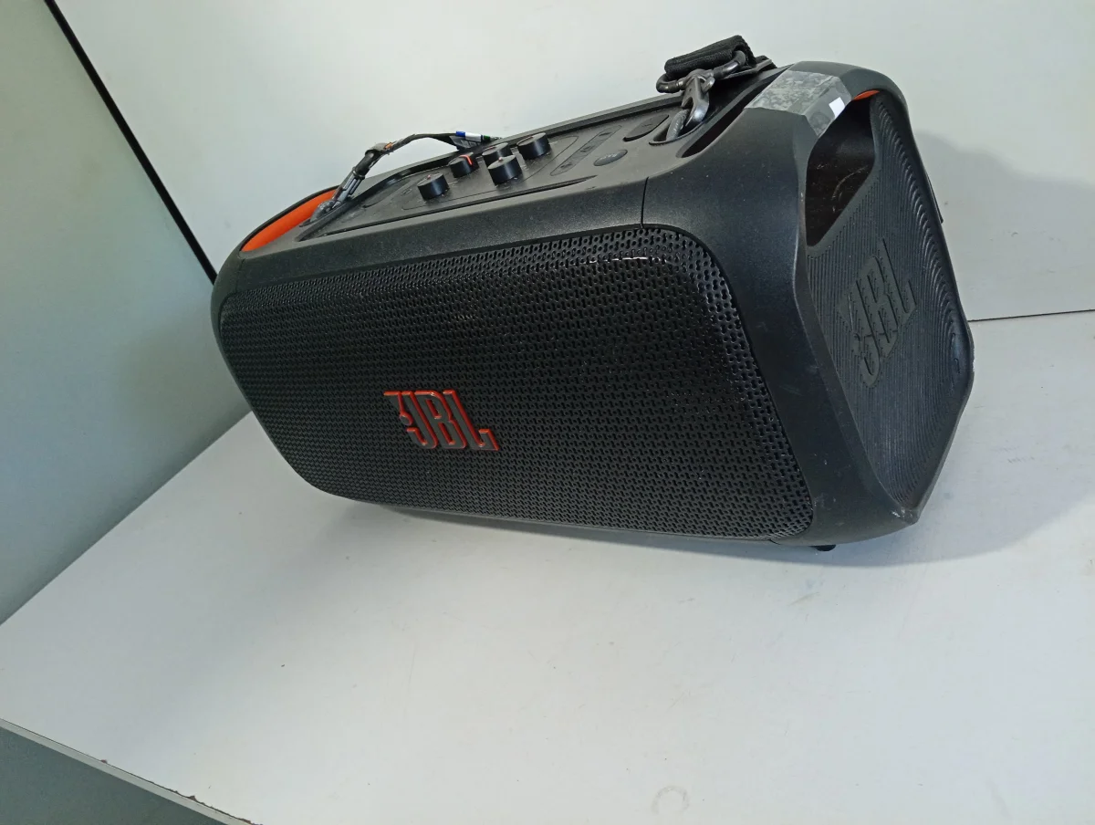 Foto 2 de Speaker Potencia Watts No Tiene Marca Jbl Sin Control Modelo Partybox On-The-Go Usado En Buen Estado Sin Caja Acc Colgante