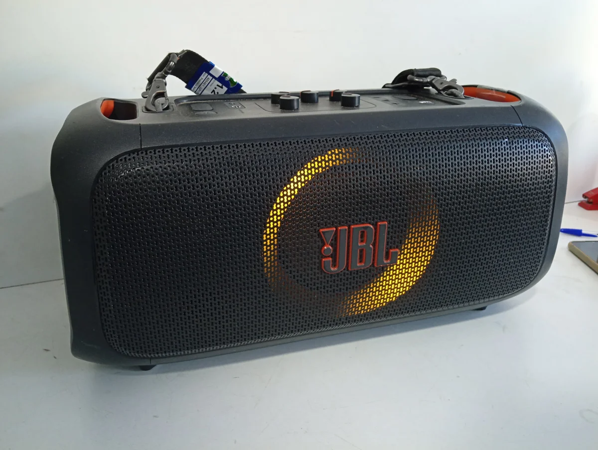 Foto 3 de Speaker Potencia Watts No Tiene Marca Jbl Sin Control Modelo Partybox On-The-Go Usado En Buen Estado Sin Caja Acc Colgante