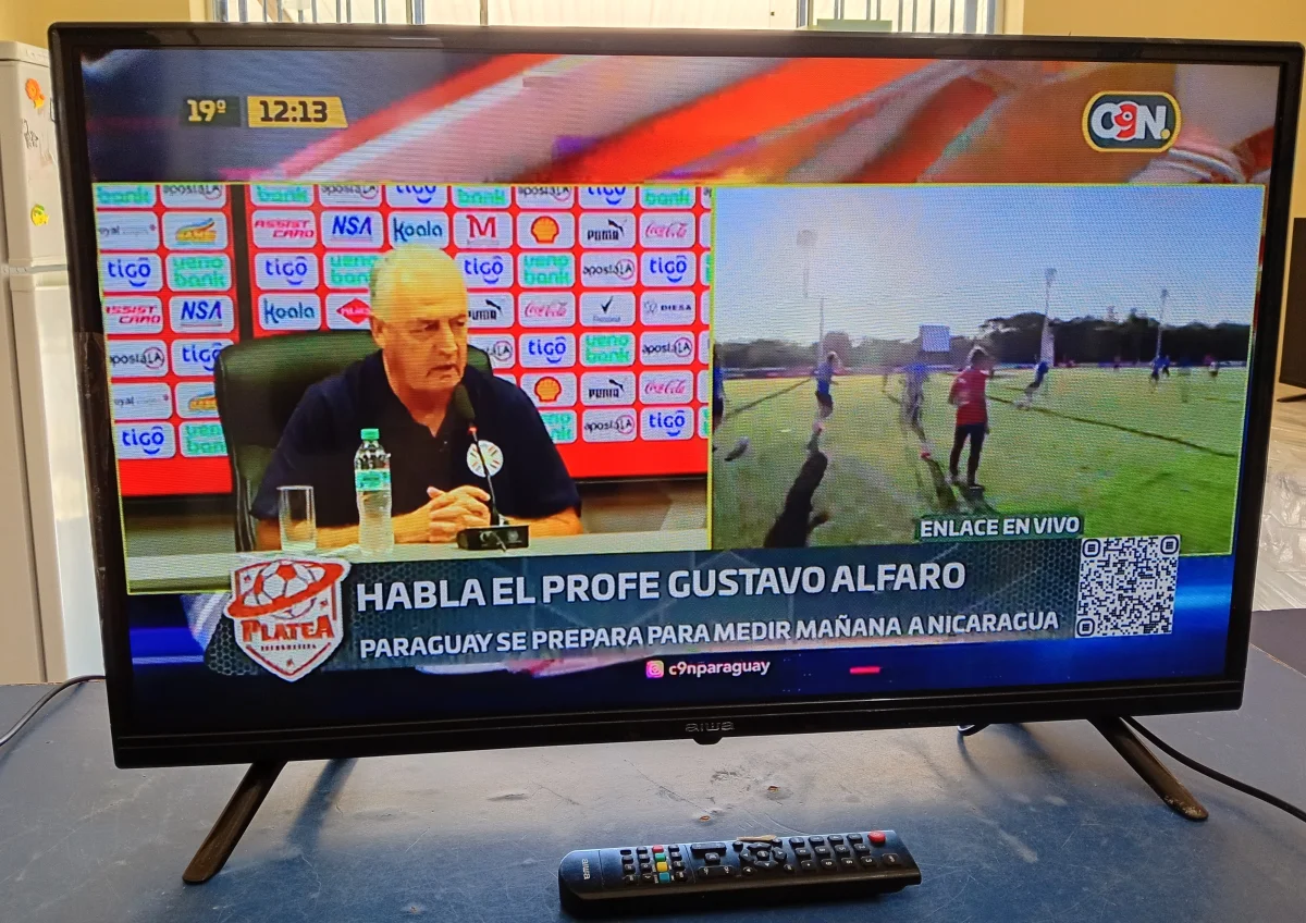 Foto 2 de Televisor Led Convencional De 32 '' Marca Aiwa Modelo Aw32b4 Usado En Buen Estado Con Control Sin Caja Acc Patitas