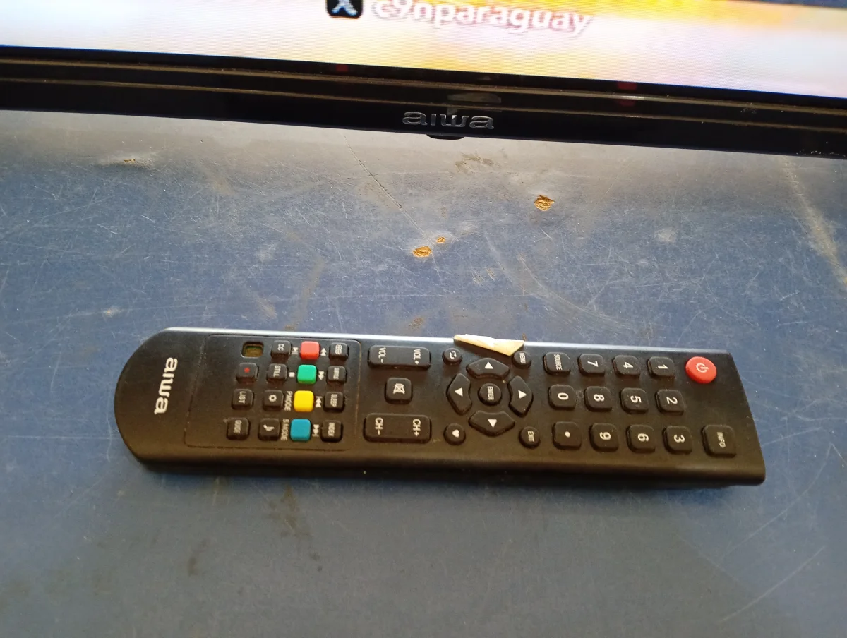 Foto 3 de Televisor Led Convencional De 32 '' Marca Aiwa Modelo Aw32b4 Usado En Buen Estado Con Control Sin Caja Acc Patitas
