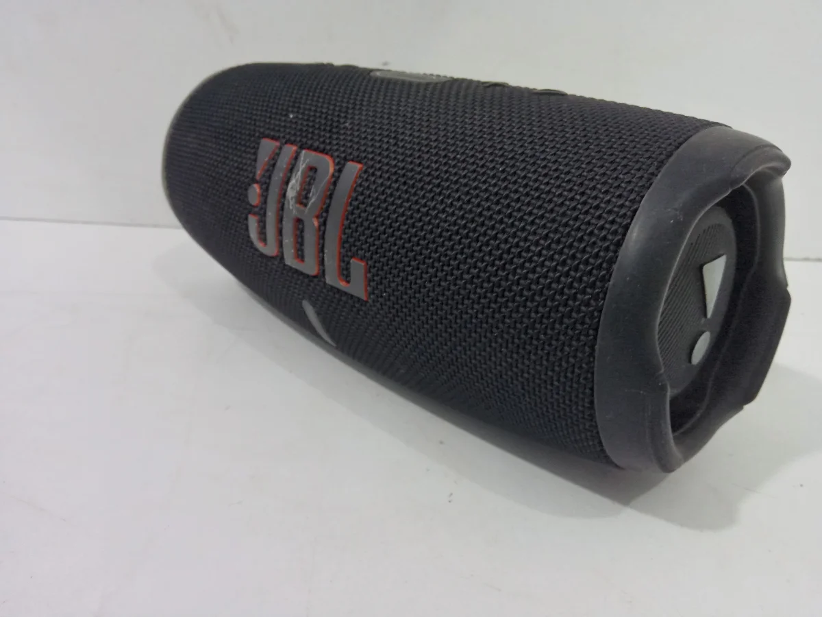 Foto 2 de Parlante Portatil Marca Jbl Modelo Charge 5 Usado En Buen Estado Con No Tiene Acc No Tiene
