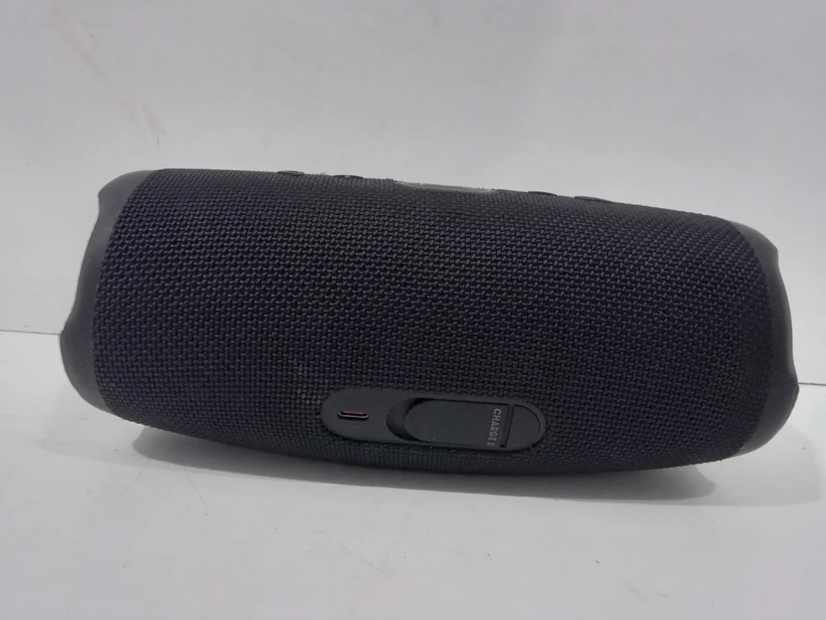 Foto 3 de Parlante Portatil Marca Jbl Modelo Charge 5 Usado En Buen Estado Con No Tiene Acc No Tiene