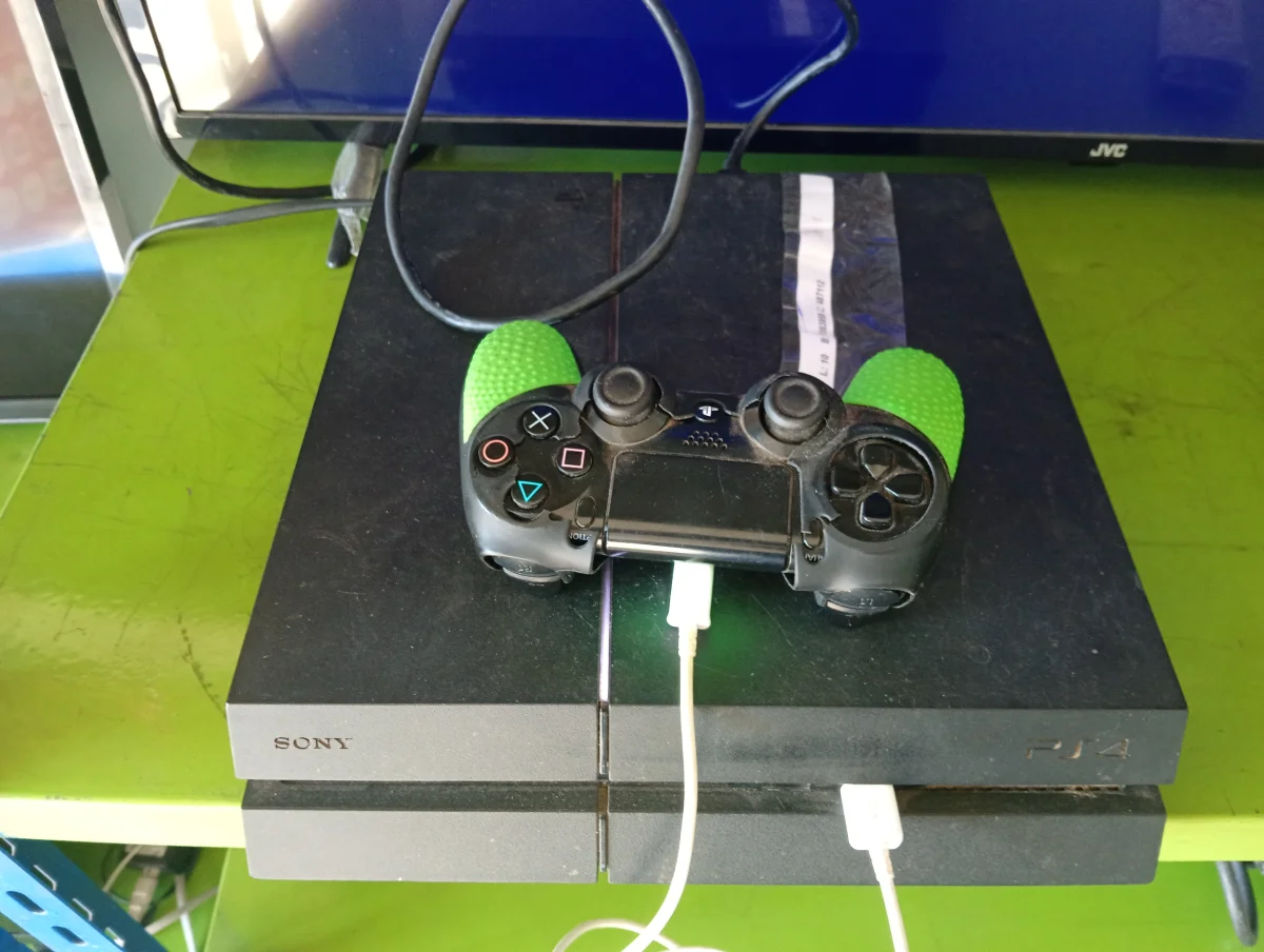Foto 2 de Juego Electronico Ps4 Marca Sony Modelo Cuh-1215a Disco Duro 500 Gb Con Control Sin Caja Usado En Buen Estado Acc Cable HdmiCable Power