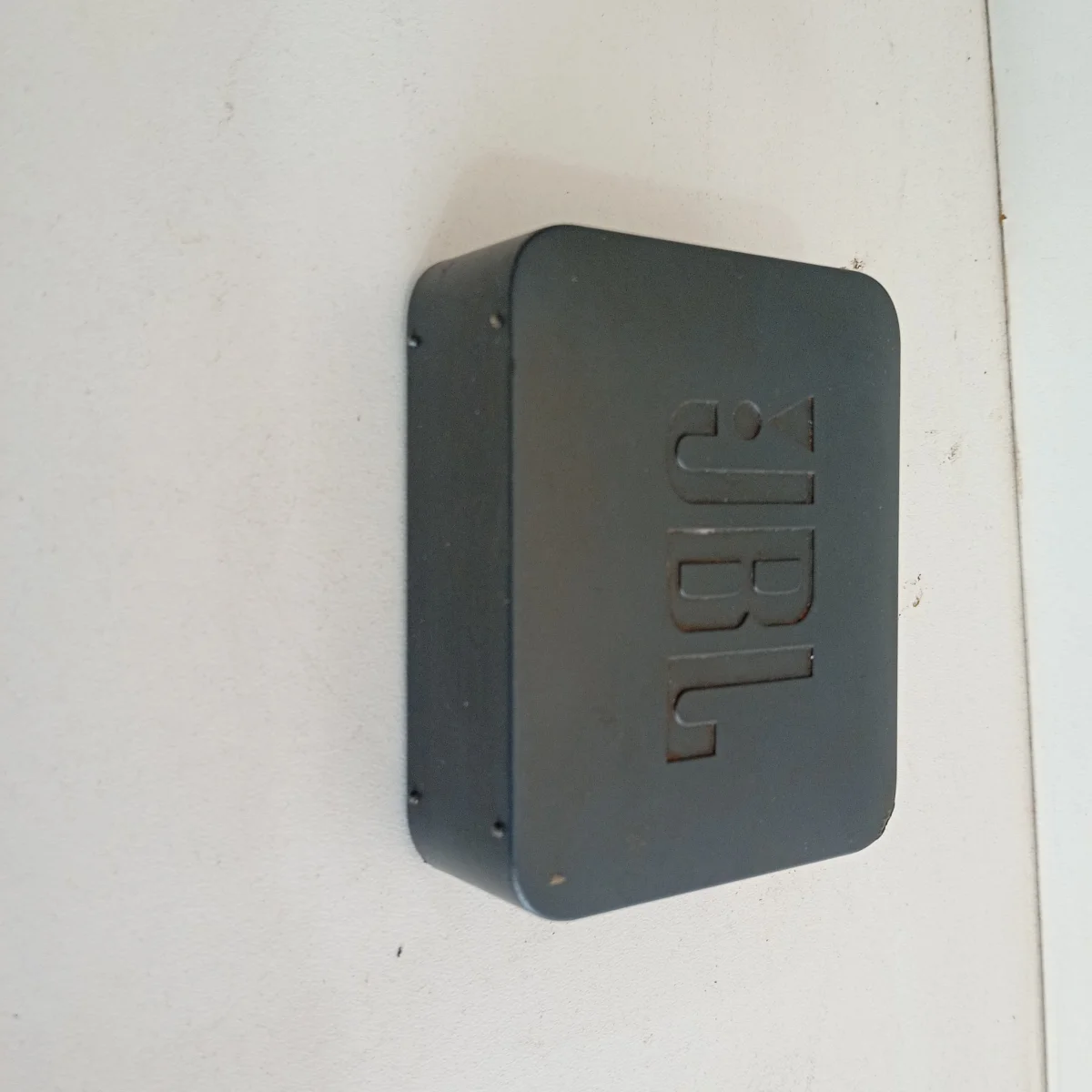 Foto 2 de Speaker Potencia Watts No Tiene Marca Jbl Sin Control Modelo Go Essential Usado Con Desgaste Sin Caja Acc Diseño Desgastado De La Marca Bud66Cab. Usb Blanco