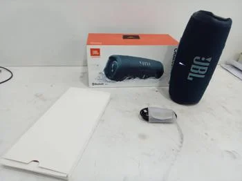 Foto 3 de Parlante Portatil Marca Jbl Modelo Charge 5 Usado En Buen Estado Con C/ Cable Usb Acc ManualEncaja