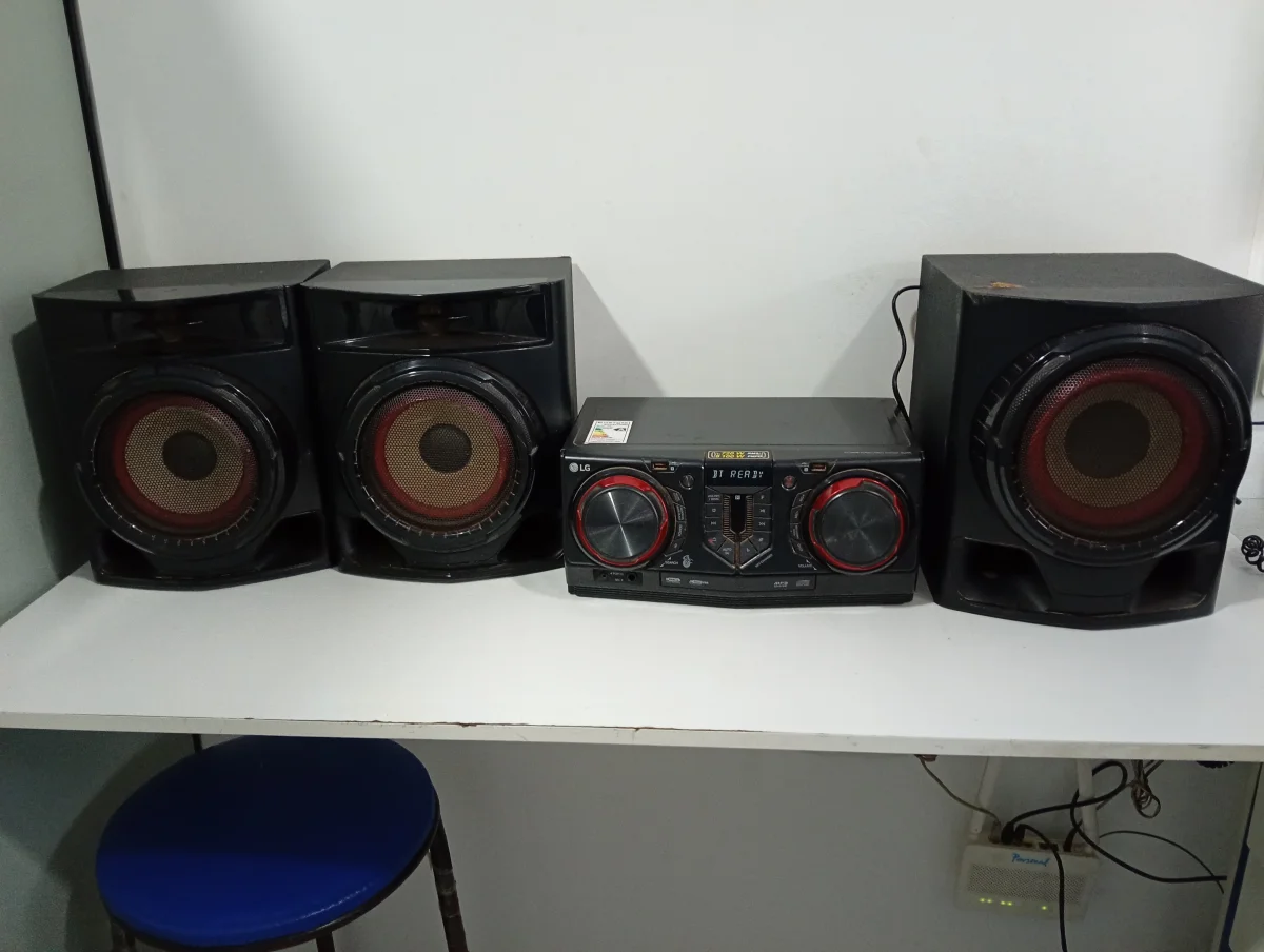 Foto 2 de Equipo De Sonido Marca Lg Con Control Modelo Cj45 Usado En Buen Estado Acc Dos Parlantes Y Un Búfer