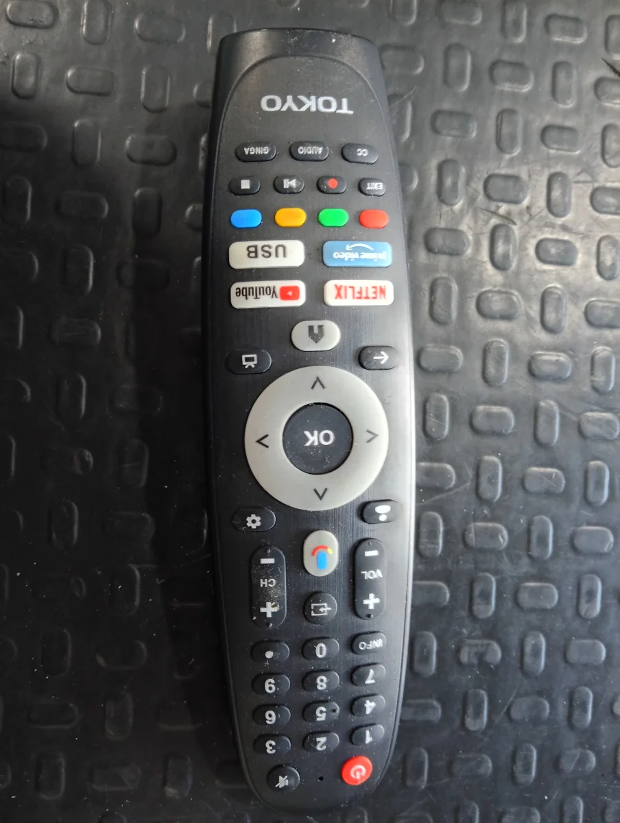 Foto 2 de Televisor Led Smart De 32 '' Marca Tokyo Modelo Tvtokhf32gtv Con Control Usado En Buen Estado Acc Par De Patitas