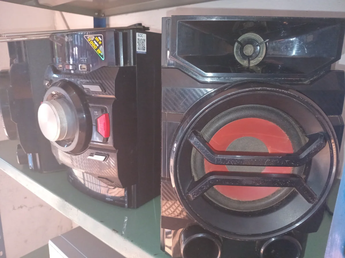 Foto 2 de Mini Componente Marca Lg De 3000w Con Control Modelo Cm4350 Usado En Buen Estado Con No Tiene Acc 2 Parlantes
