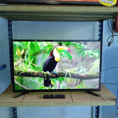 Televisor Led Smart De 32 '' Marca Samsung Modelo Un32t4202ag Con Control Usado En Buen Estado Acc: Patitas