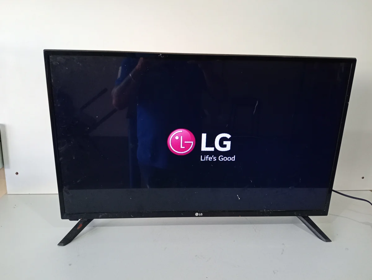 Televisor Led Convencional De 32 '' Marca Lg Modelo 32lj500b-Sa Usado Con Desgaste Sin Control Sin Caja Acc Patitas