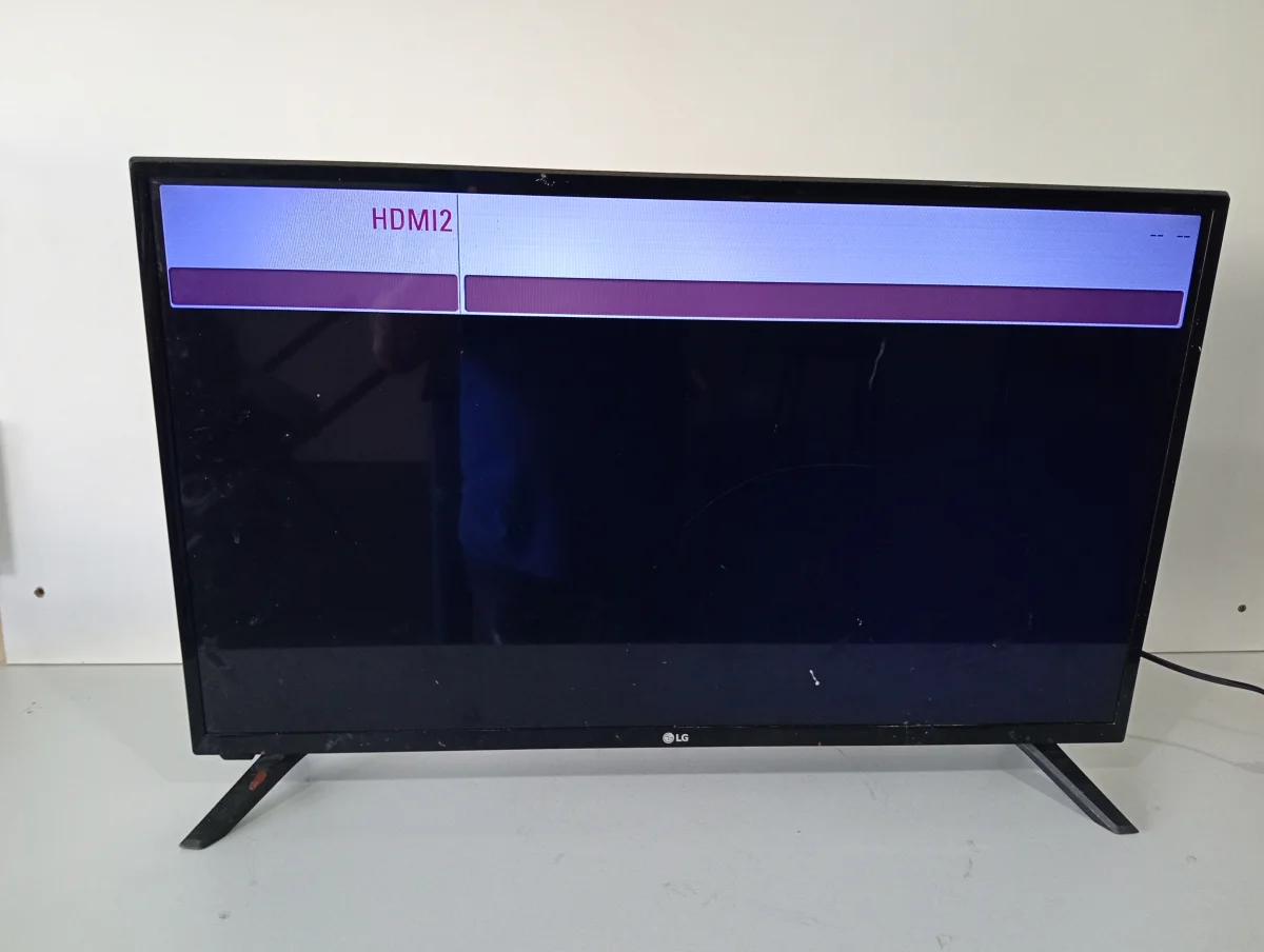Foto 2 de Televisor Led Convencional De 32 '' Marca Lg Modelo 32lj500b-Sa Usado Con Desgaste Sin Control Sin Caja Acc Patitas