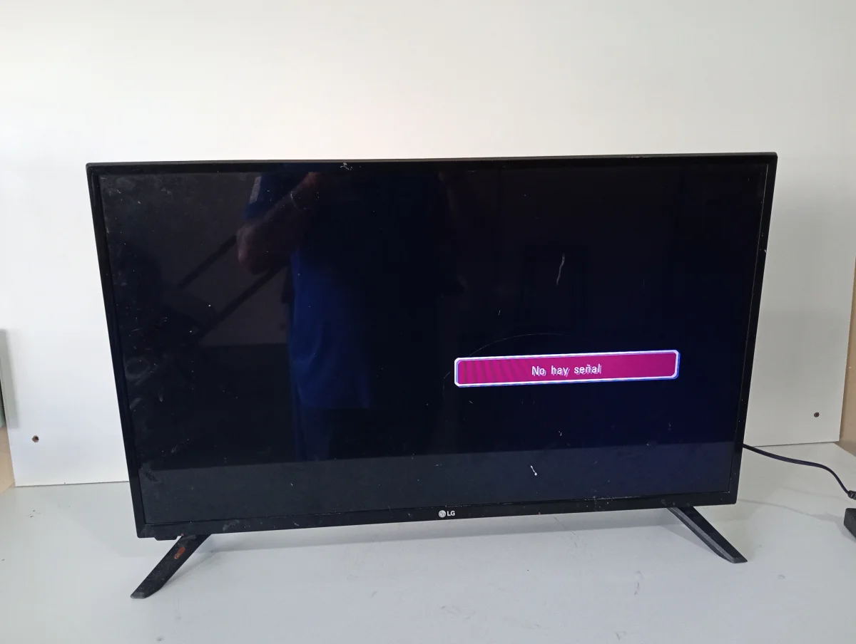 Foto 3 de Televisor Led Convencional De 32 '' Marca Lg Modelo 32lj500b-Sa Usado Con Desgaste Sin Control Sin Caja Acc Patitas