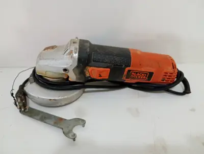 Pulidora Marca Black Y Decker Modelo G720-Bsc Tamaño : Pequeño Usado En Buen Estado Acc: LlaveProtectorDisco