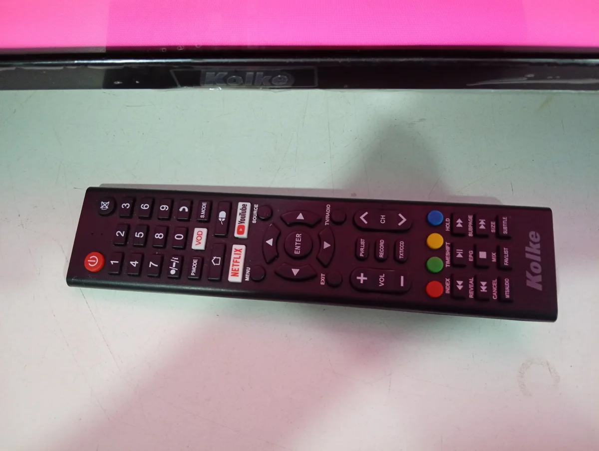 Foto 2 de Televisor Led Smart De 32 '' Marca Kolke Modelo 32-Sm Con Control Usado En Buen Estado Acc Dos Patitas