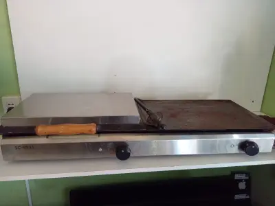 Plancha Hamburguesera Marca Tomasi. Modelo S/M Usado En Buen Estado Acc: No Tiene