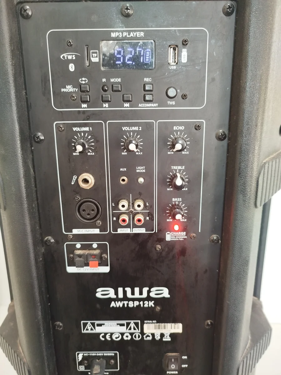 Foto 2 de Parlante Portatil Marca Aiwa Modelo Awtsp12k Acc Luces Manija Y Ruedas