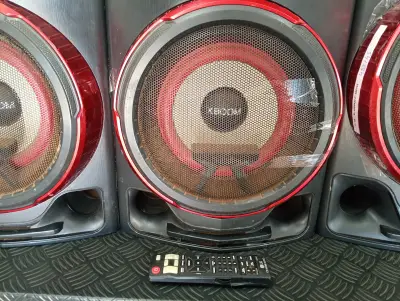 Equipo De Sonido Marca Lg Con Control Modelo Cl88 Usado En Buen Estado Acc: 2 Palantes1 Woofer Comentario: Control Sin Tapa Algunos Detalles Esteticos Pero No Afecta Nada El Sonido.