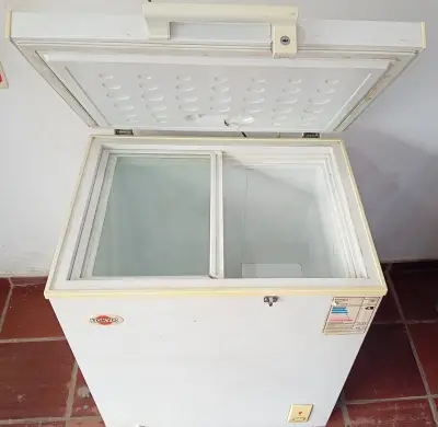Congeladora / Frezzer Marca Tokyo Litros 160 Modelo Tcon160cv Usado Con Desgaste Acc 2vidrios Corredizos