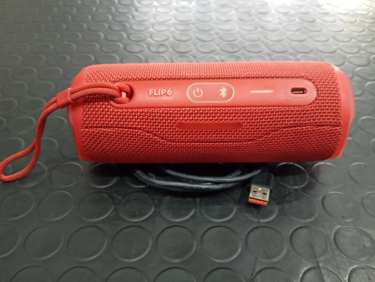 Foto 2 de Speaker Potencia Watts No Tiene Marca Jbl Sin Control Modelo Flip 6 Usado En Buen Estado Sin Caja Acc Cargador