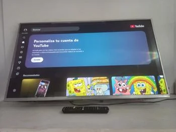 Foto 2 de Televisor Led Smart De 43 '' Marca Electrostar Modelo Es-Tl4304 Con Control Usado Con Desgaste Acc Con Soporte Para Pared4 Tornillos