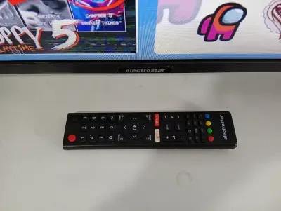Foto 2 de Televisor Led Smart De 43 '' Marca Electrostar Modelo Es-Tl4203 Con Control Usado En Buen Estado Acc Dos Patitas