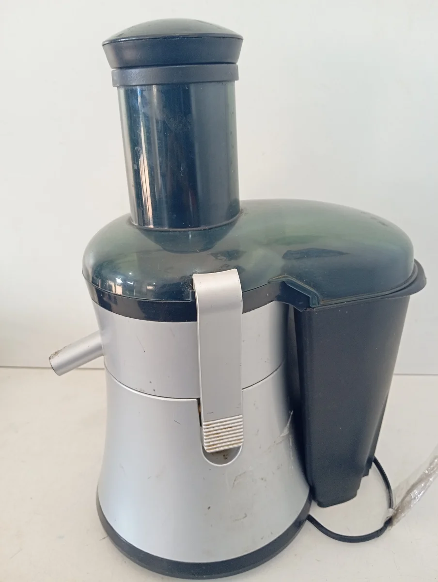 Foto 3 de Juguera 2 Velocidades Marca Britania Modelo Turbo Julcer Primer Usado Con Desgaste Acc Deposito De Jugo