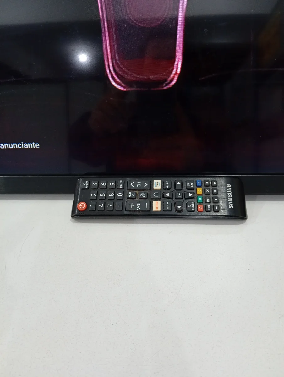 Foto 2 de Televisor Led Smart De 32 '' Marca Samgung Modelo Un32t4300ag Con Control Usado En Buen Estado Acc Cable CteControl