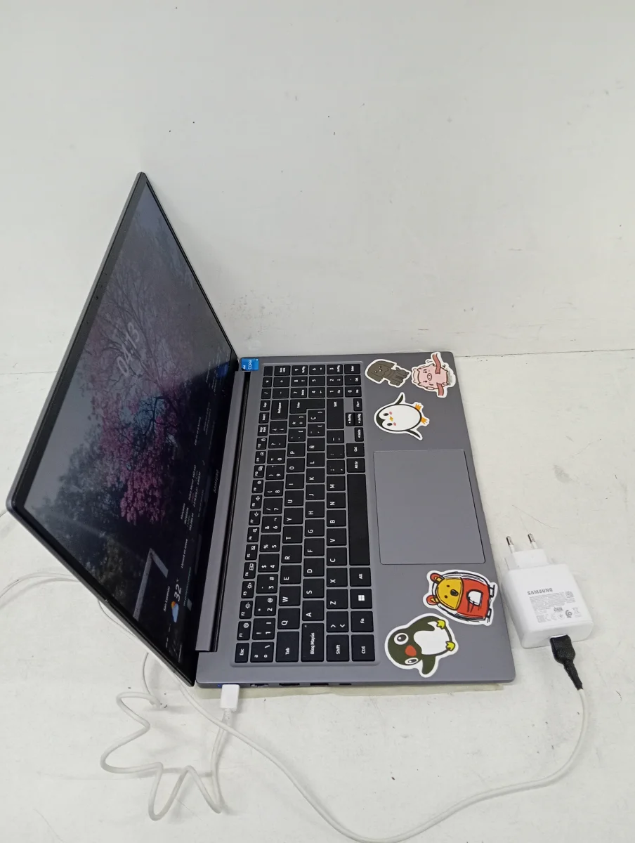 Foto 2 de Notebook Marca Samsung Modelo Np750xgj Procesador I3 Memoria Ram 8 Gb Disco Duro 256 Gb Generacion 13 Acc De 15 Pulgadas