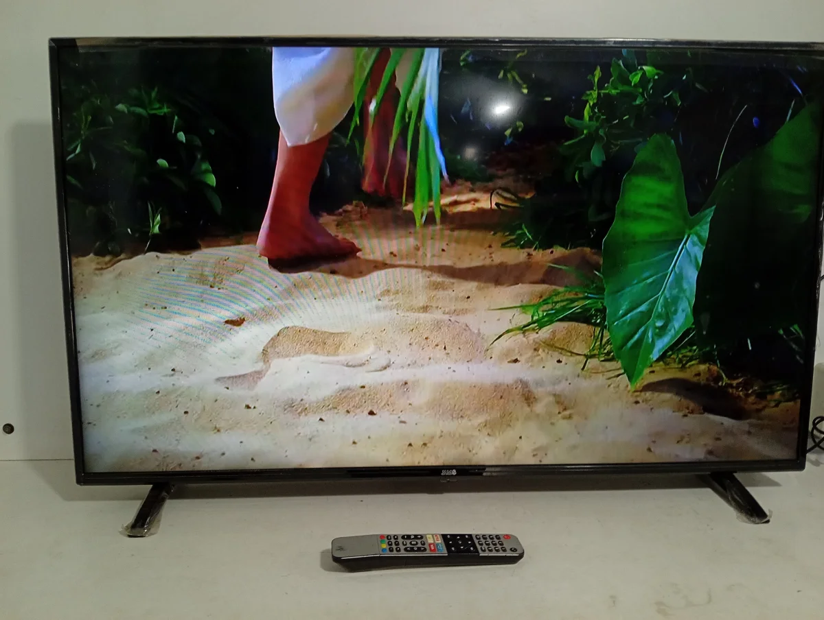 Foto 2 de Televisor Led Smart De 43 '' Marca Jam Modelo Sk43e10 Con Control Usado En Buen Estado Acc PatitasUsbHdmi
