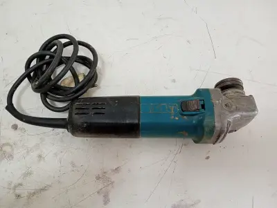 Pulidora Marca Makita Modelo 9557hn Tamaño Pequeño Usado Con Desgaste Acc Disco De Metal