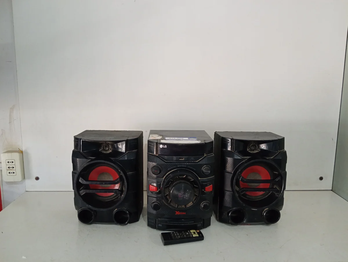 Mini Componente Marca Lg Con Control Modelo Cm4360 Usado Con Desgaste Con . Acc 2 Parlantes 2 Puertos Usb Antena