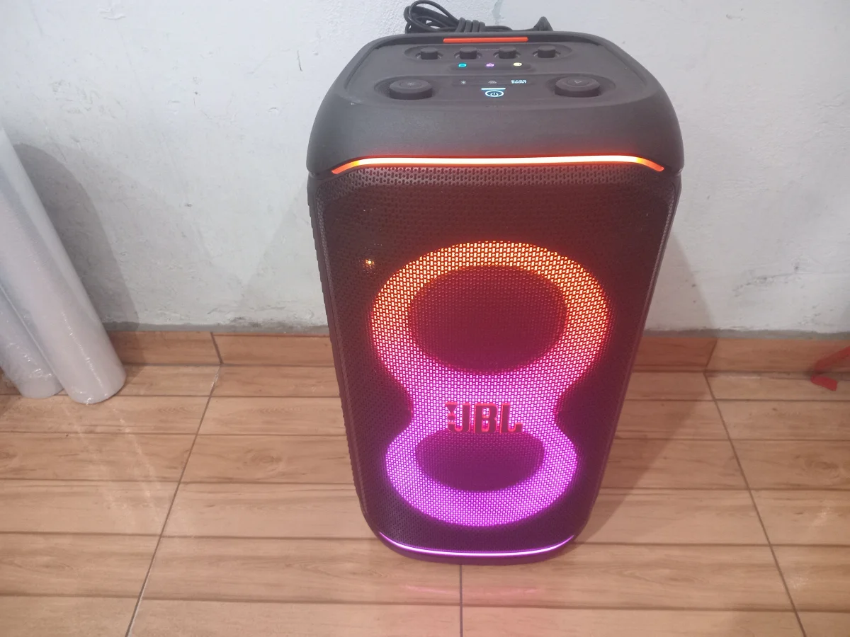Caja De Sonido Amplificada Marca Jbl Modelo Stage 320 Sin Control Usado En Buen Estado Acc Cable Crrte Cargador