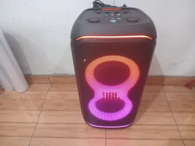 Caja De Sonido Amplificada Marca Jbl Modelo Stage 320 Sin Control Usado En Buen Estado Acc Cable Crrte Cargador