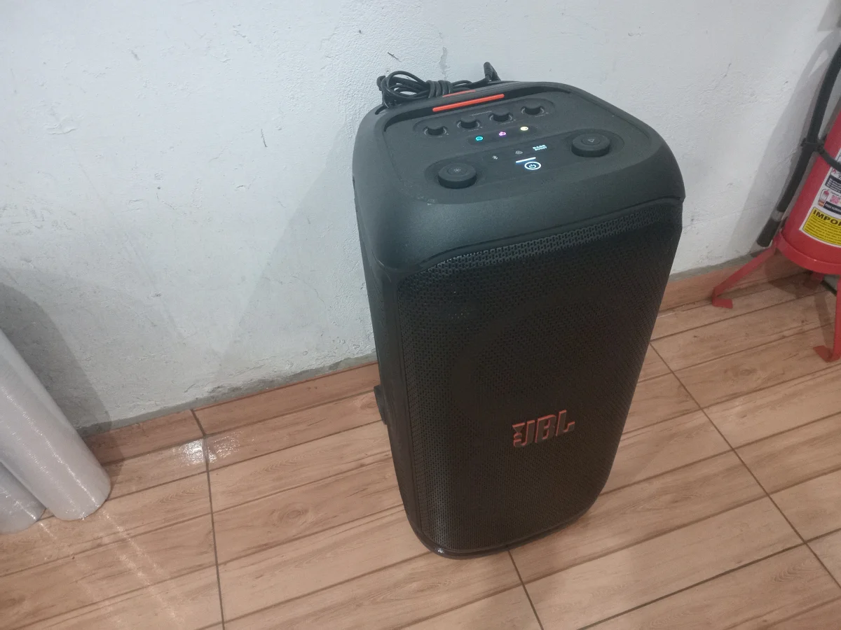 Foto 2 de Caja De Sonido Amplificada Marca Jbl Modelo Stage 320 Sin Control Usado En Buen Estado Acc Cable Crrte Cargador