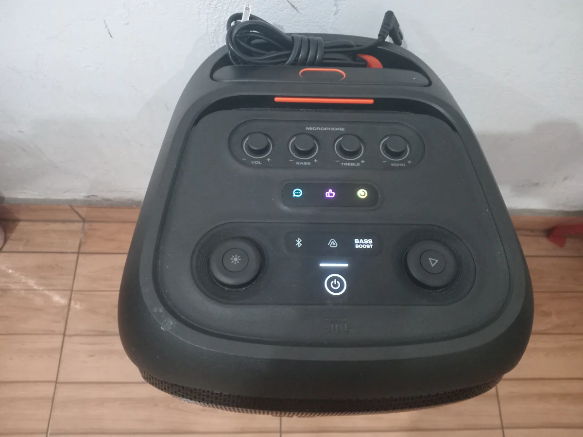 Foto 3 de Caja De Sonido Amplificada Marca Jbl Modelo Stage 320 Sin Control Usado En Buen Estado Acc Cable Crrte Cargador