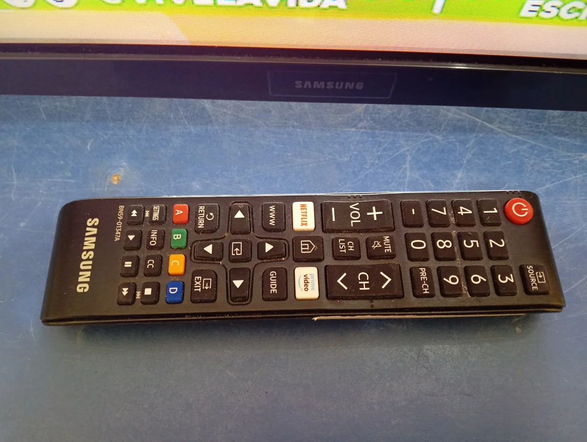 Foto 3 de Televisor Led Smart De 32 '' Marca Samsung Modelo Un32t4202ag Con Control Usado En Buen Estado Acc Patita