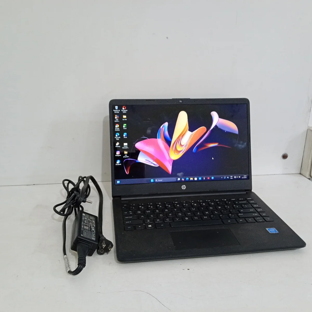 Foto 2 de Notebook Marca Hp Modelo 14-Dq0001dx Procesador Celeron Memoria Ram 4 Gb Disco Duro 60 Gb Generacion 405 Acc Cable Power