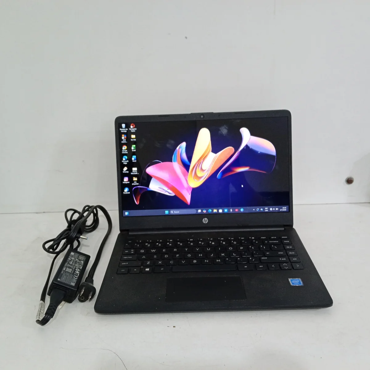 Foto 3 de Notebook Marca Hp Modelo 14-Dq0001dx Procesador Celeron Memoria Ram 4 Gb Disco Duro 60 Gb Generacion 405 Acc Cable Power
