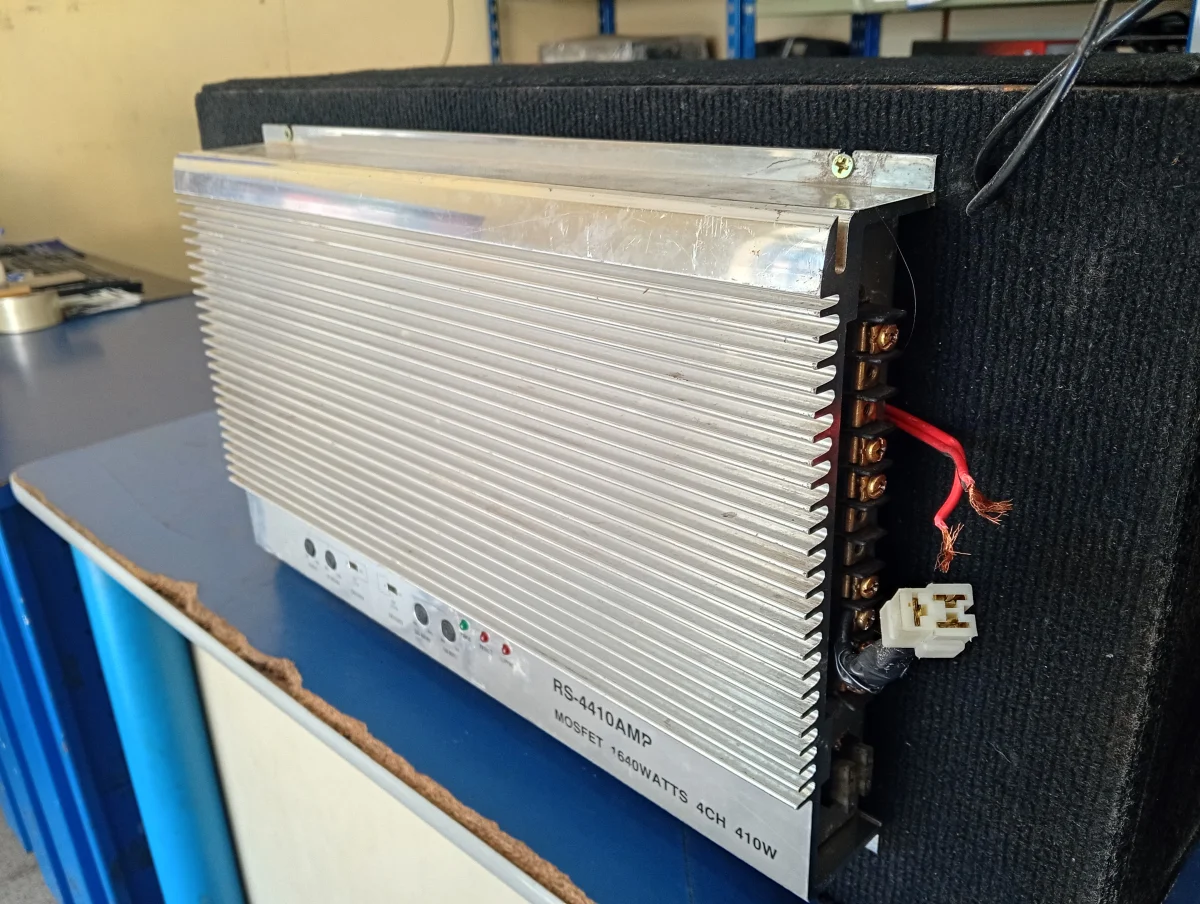 Amplificador De Sonido P/ Automovil Marca Mosfet Modelo Rs-4410amp Usado En Buen Estado Acc No Tiene