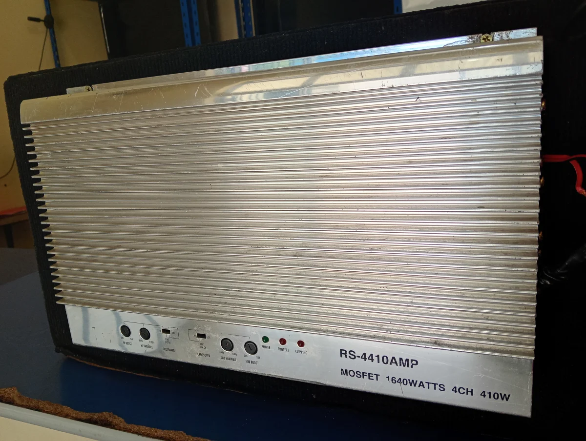 Foto 2 de Amplificador De Sonido P/ Automovil Marca Mosfet Modelo Rs-4410amp Usado En Buen Estado Acc No Tiene
