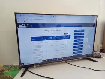 Televisor Led Convencional De 32 '' Marca Win Modelo 32f1 Usado En Buen Estado Con Control Con Caja Acc Dos Patitas