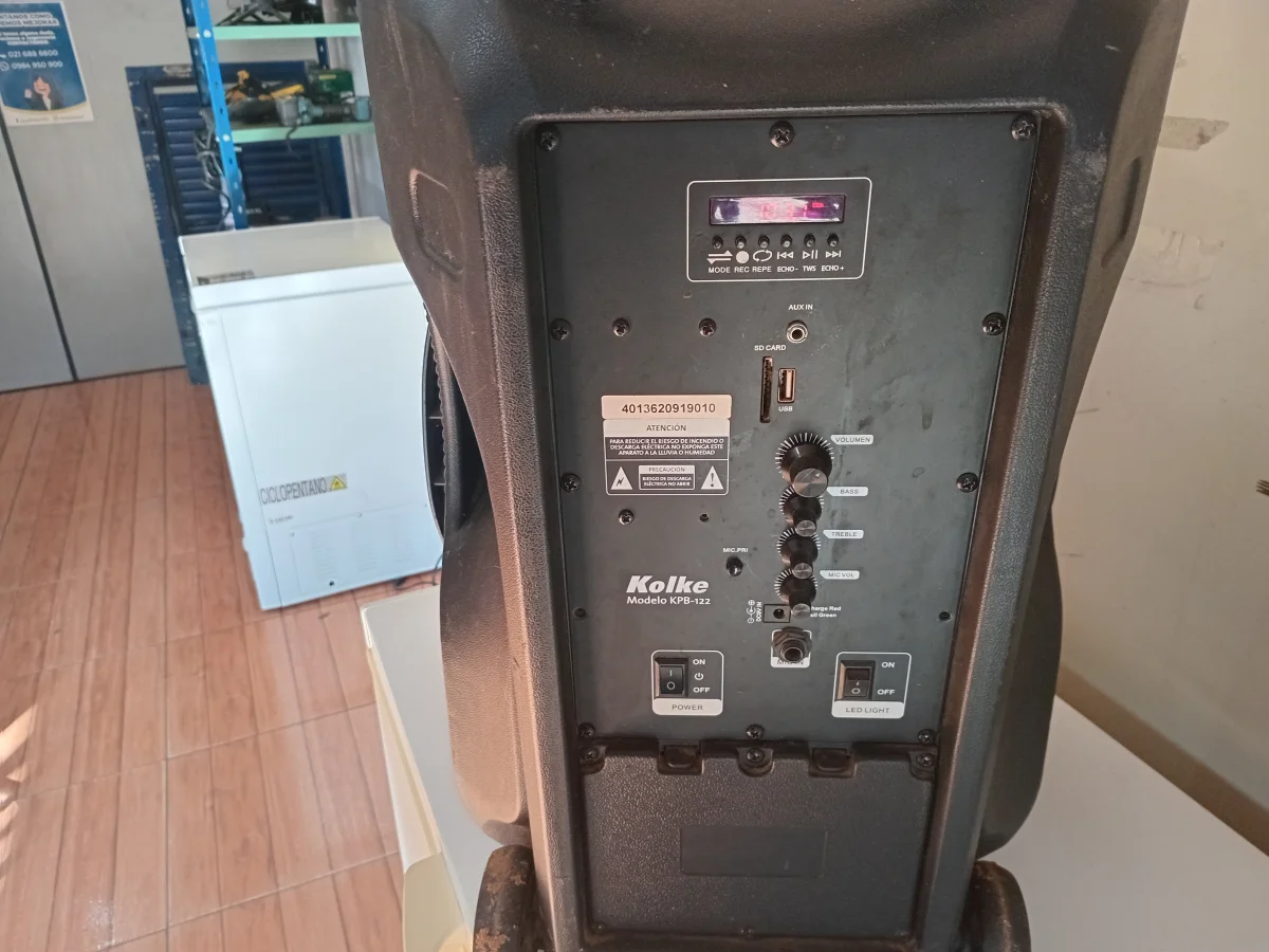 Foto 2 de Caja De Sonido Amplificada Marca Kolkw Modelo Kpb-122 Con Control Usado En Buen Estado Acc Micrófono Cargador
