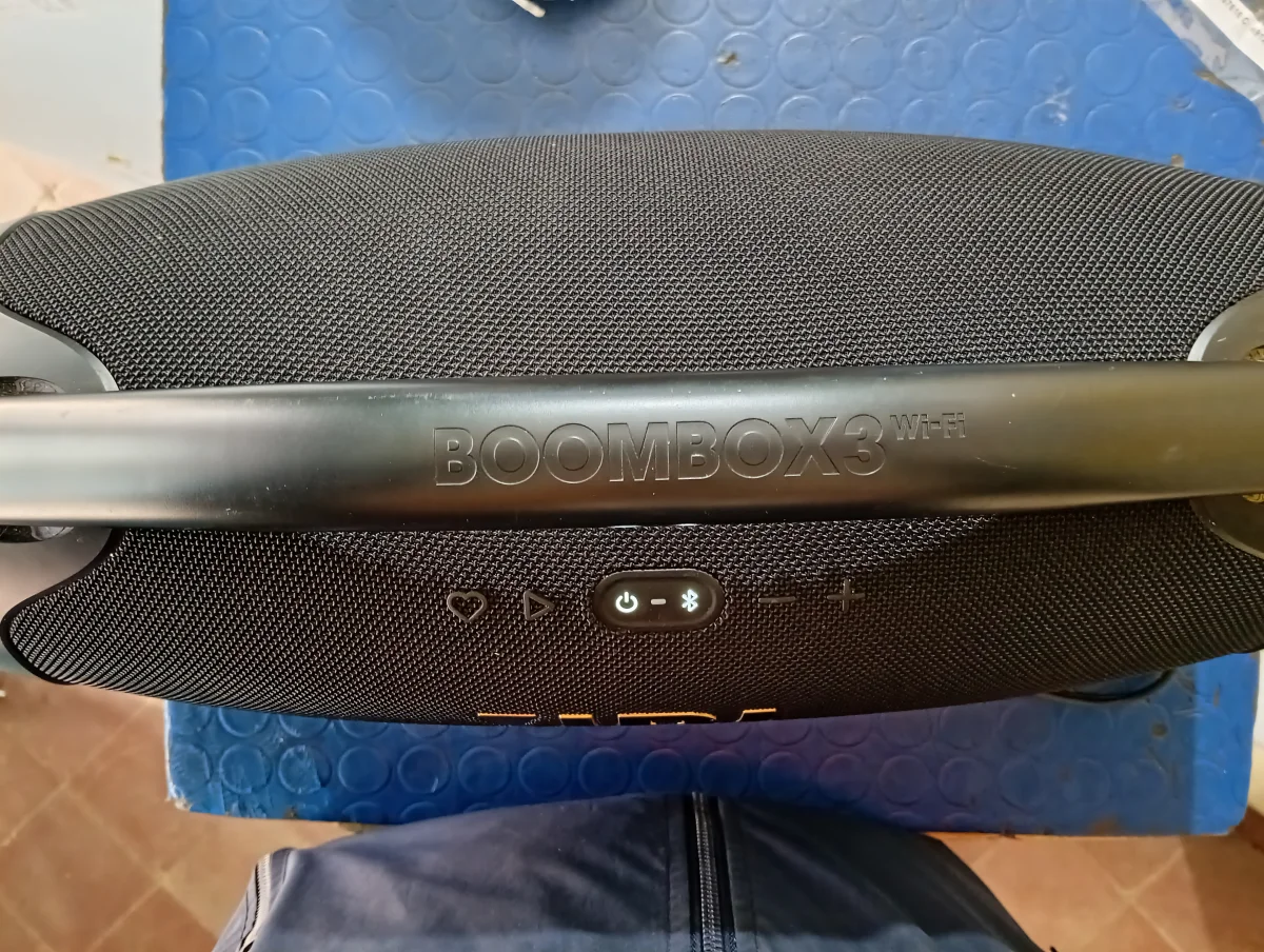 Foto 3 de Speaker Potencia Watts No Tiene Marca Jbl Sin Control Modelo Boombox 3 Usado En Buen Estado Sin Caja Acc Con Cable Corriente