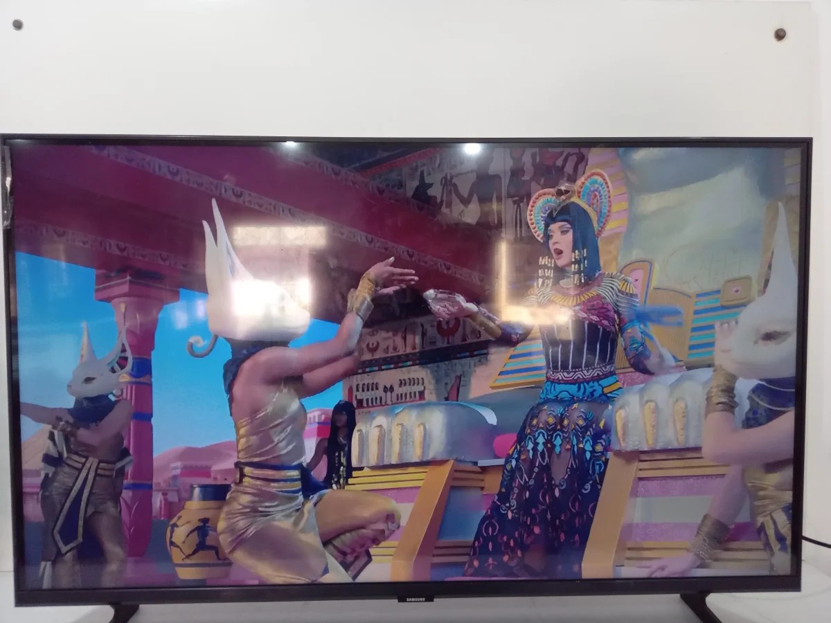 Televisor Led Smart De 43 '' Marca Samsung Modelo Un43cu7090g Con Control Usado En Buen Estado Acc Cable CorrientePatitas