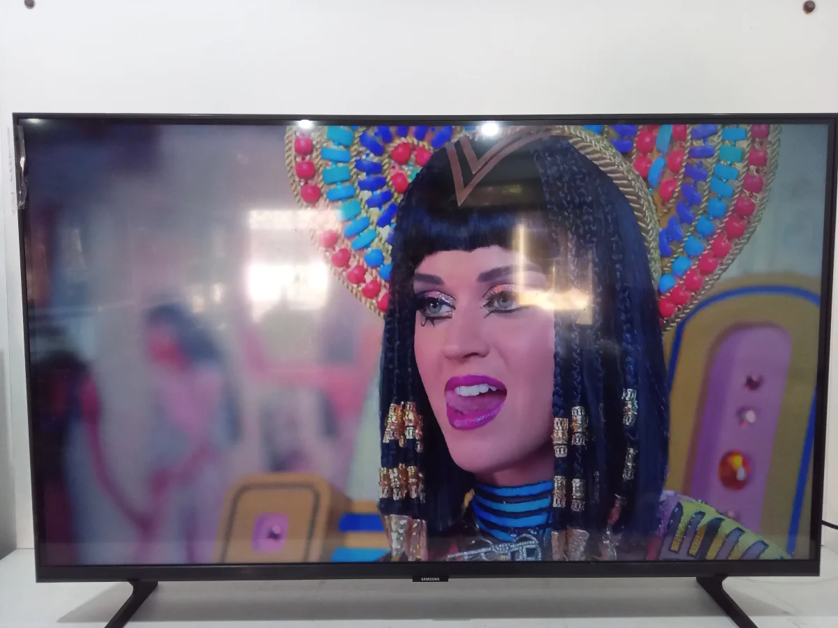 Foto 2 de Televisor Led Smart De 43 '' Marca Samsung Modelo Un43cu7090g Con Control Usado En Buen Estado Acc Cable CorrientePatitas
