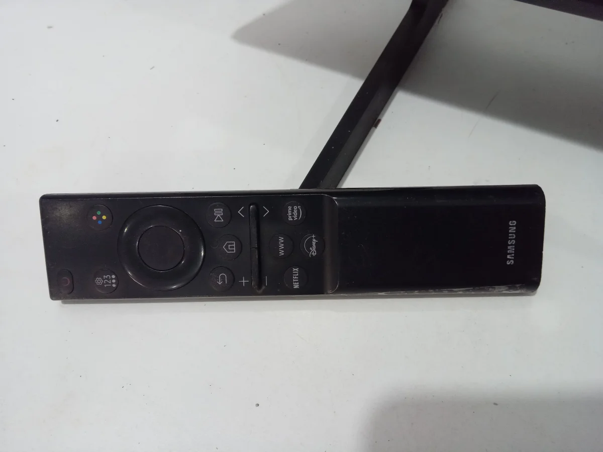Foto 3 de Televisor Led Smart De 43 '' Marca Samsung Modelo Un43cu7090g Con Control Usado En Buen Estado Acc Cable CorrientePatitas