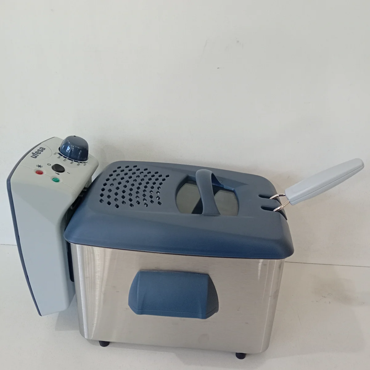Fritadora Marca Ufesa De 2lts Modelo Fr1215 Nuevo Sin Uso Acc Con CanastillaTapa De Plastico